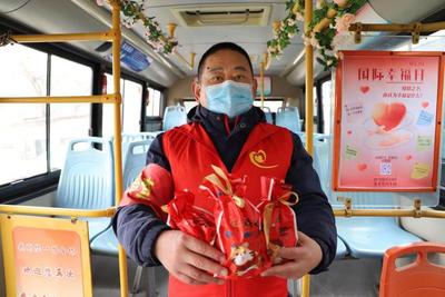 &ldquo;國際幸福日&rdquo;坐青島&ldquo;幸福號&rdquo;公交曬幸福 可以領福袋